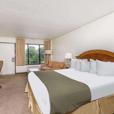 Days Inn By Wyndham Bedford Εξωτερικό φωτογραφία