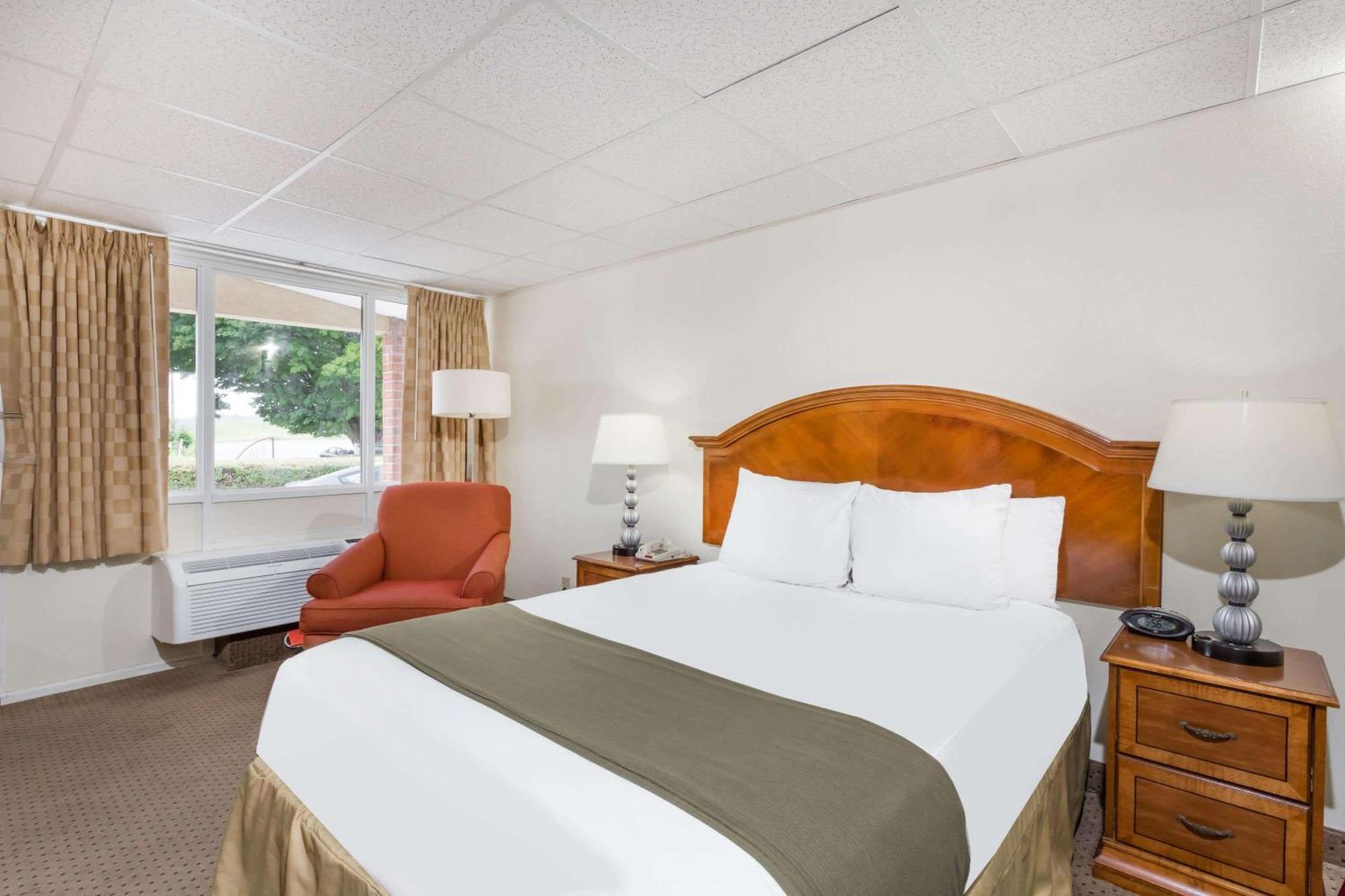 Days Inn By Wyndham Bedford Εξωτερικό φωτογραφία